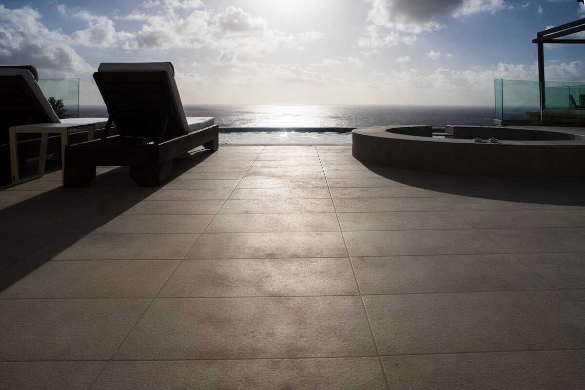 Villa Bespoke, sea view, heated pool, jacuzzi, 3BD gallery image 4