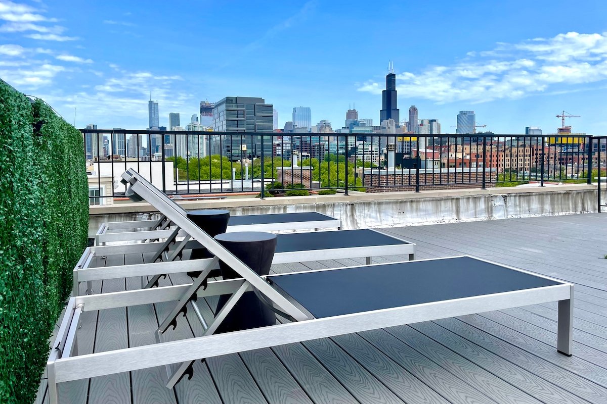 Sun-Soaked West Loop Penthouse/Private Rooftop/3BA gallery image 4