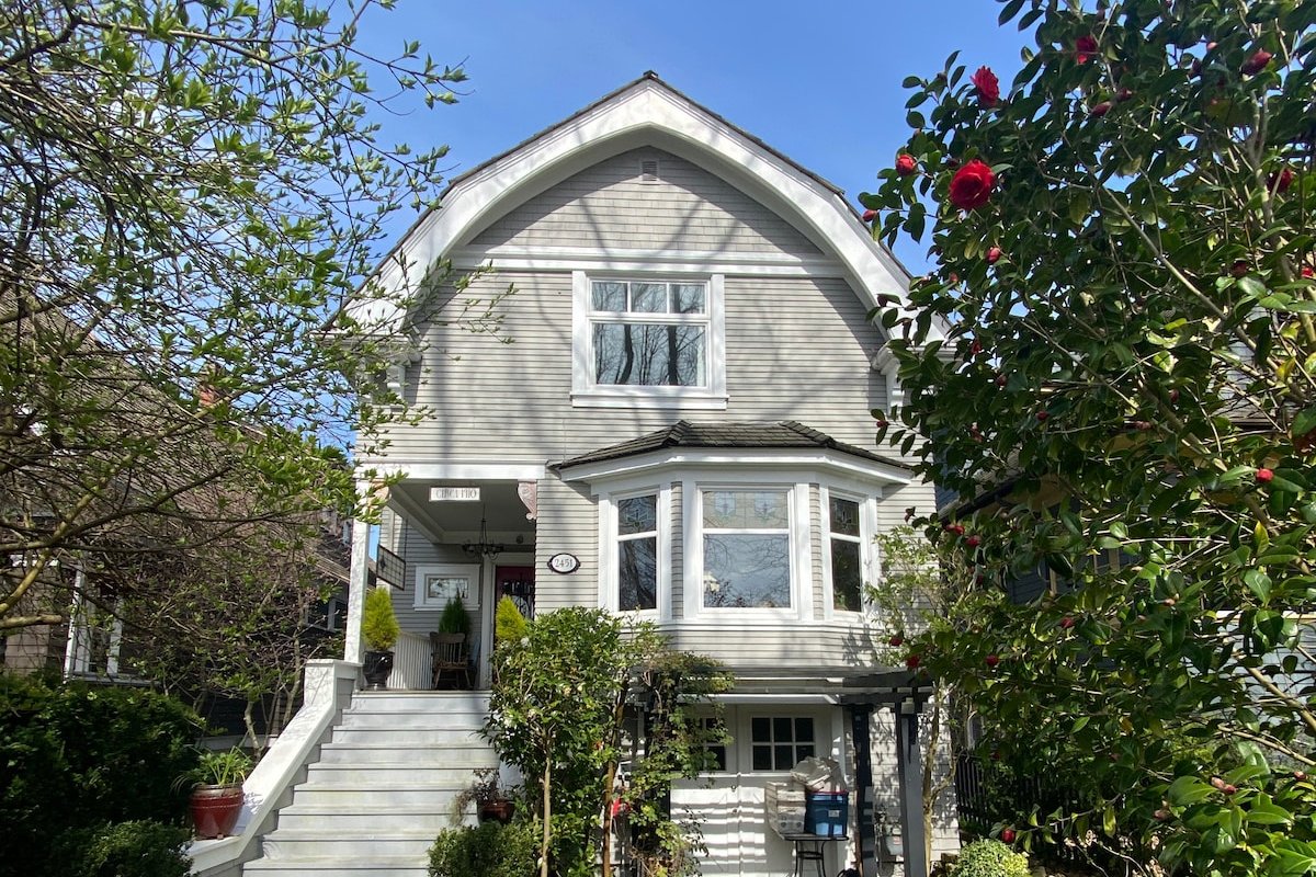 Large Renovated Character Home with 3 Beds/2 Bath gallery image 3