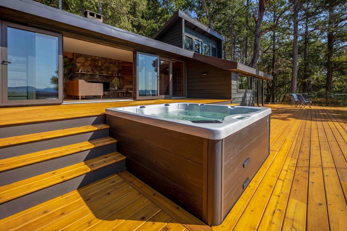 The sunset cabin with hot tub on Galiano gallery image 3