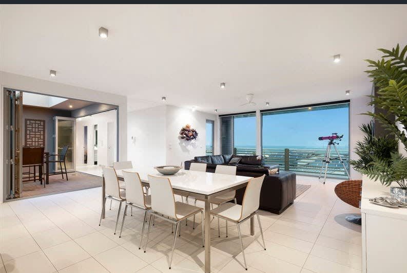 Seaside Luxury: Panoramic Views in Heart of Town gallery image 5