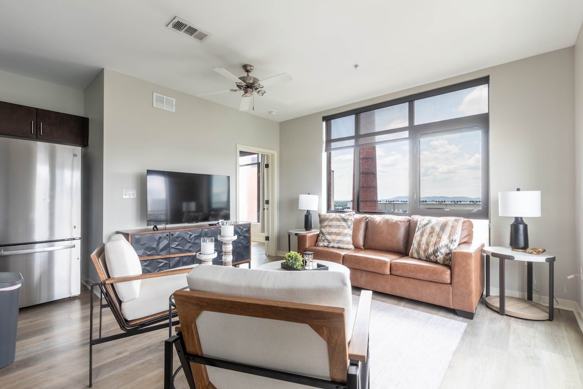 Luxurious large Downtown Top Floor 2bd2bth #621 gallery image 4