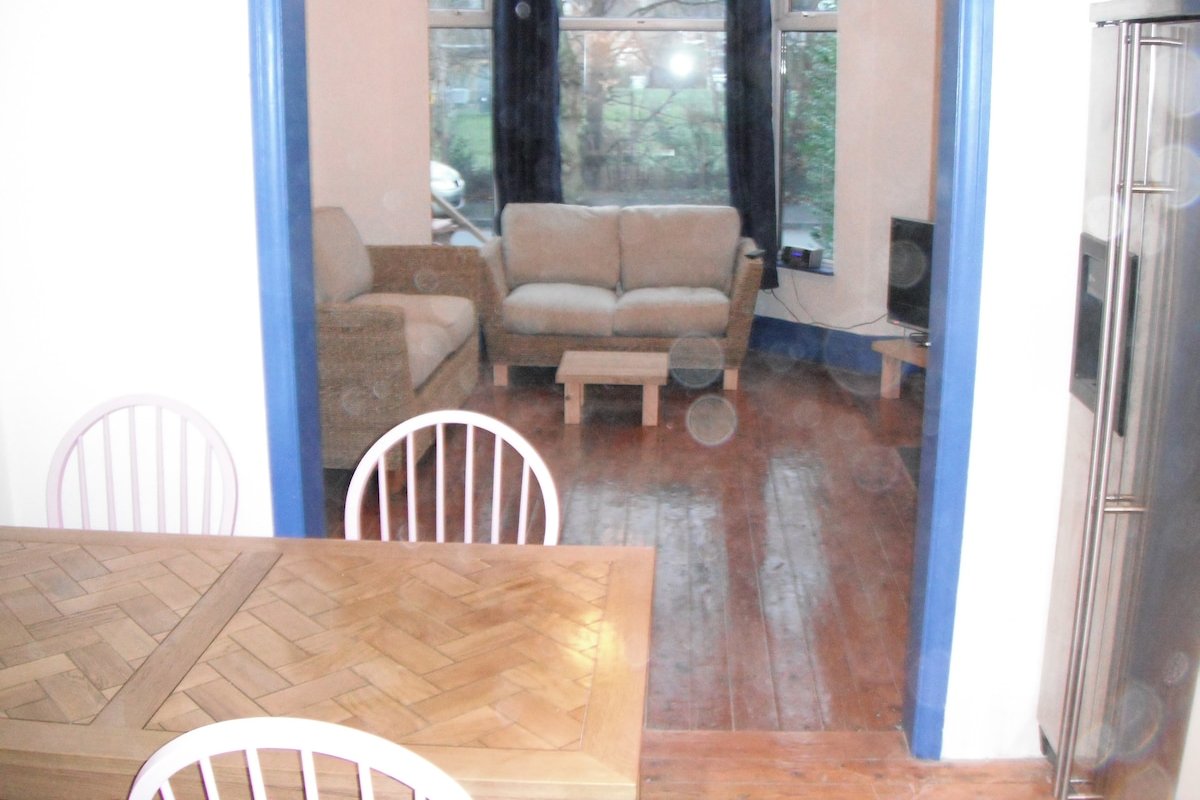 Large stylish 5 bedroom (3 en-suite) house gallery image 3