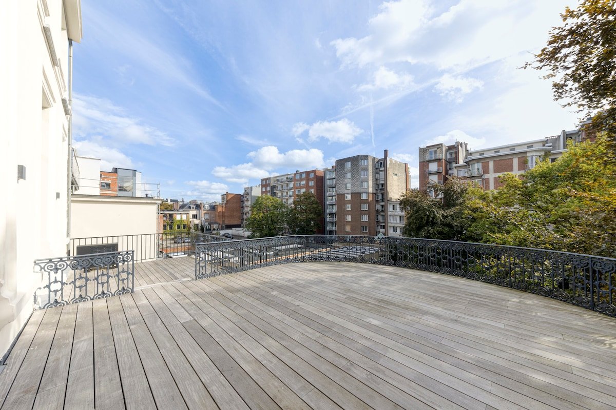 Ultra Luxury 3-bed/3-bath apartment, top location gallery image 4