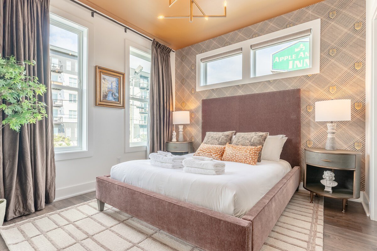 Nora & Nolan at the Lucy – Dual Homes + Hot Tub gallery image 5