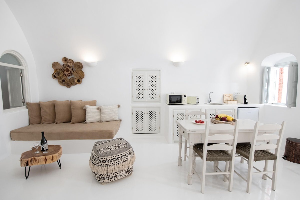 Ambi, Authentic Cycladic Cave Villa | Caldera View gallery image 4