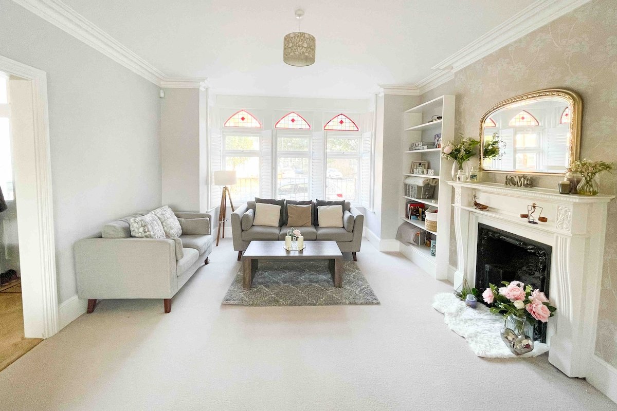 Beautiful large Home in London gallery image 3