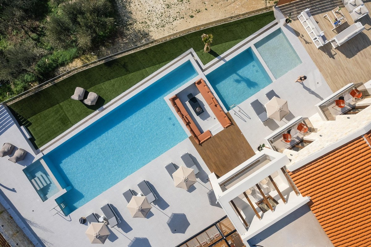 Short Walk to Beach, 2 Villas for Groups/Families! gallery image 5