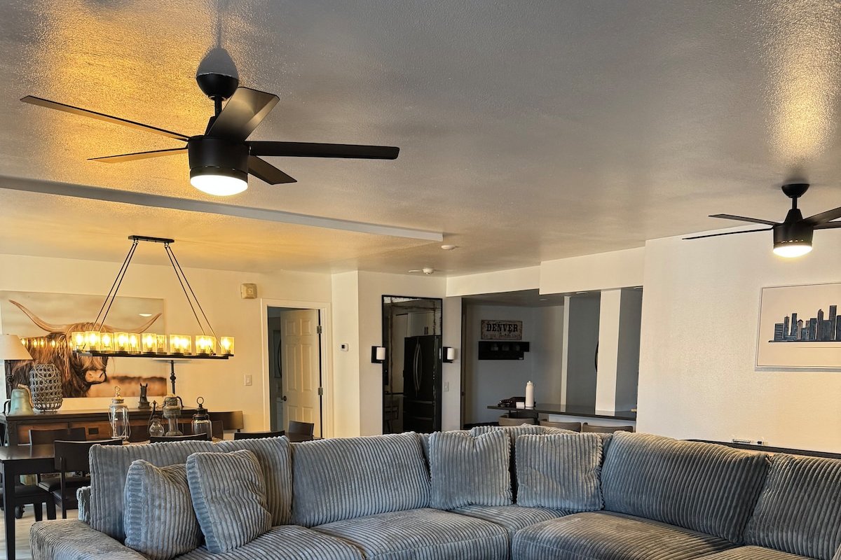 RARE FIND 2000 SQ ft 17th FLOOR CONDO gallery image 2