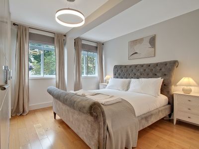 Prime Central Chelsea 2 Bed / 2 Bathroom w/balcony