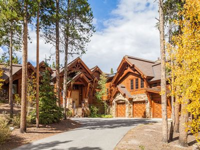 Hatari Lodge: Huge Custom Home Walk to Gondola!