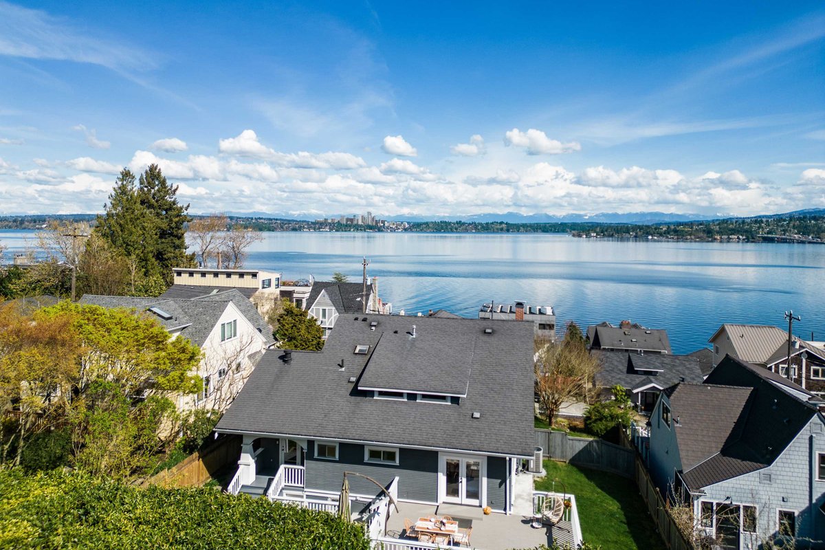 Leschi Retreat w/Breathtaking Water View,Sleeps 14