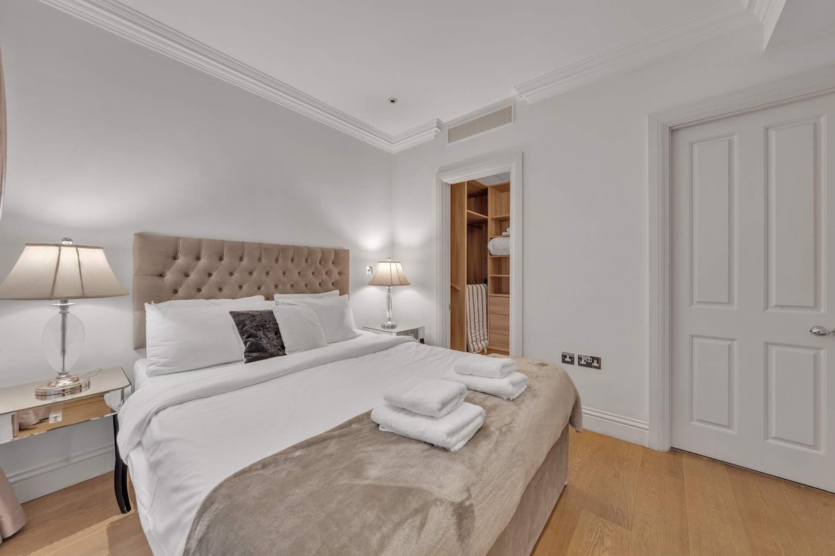 Luxurious 4-Bed Mews House in London gallery image 4