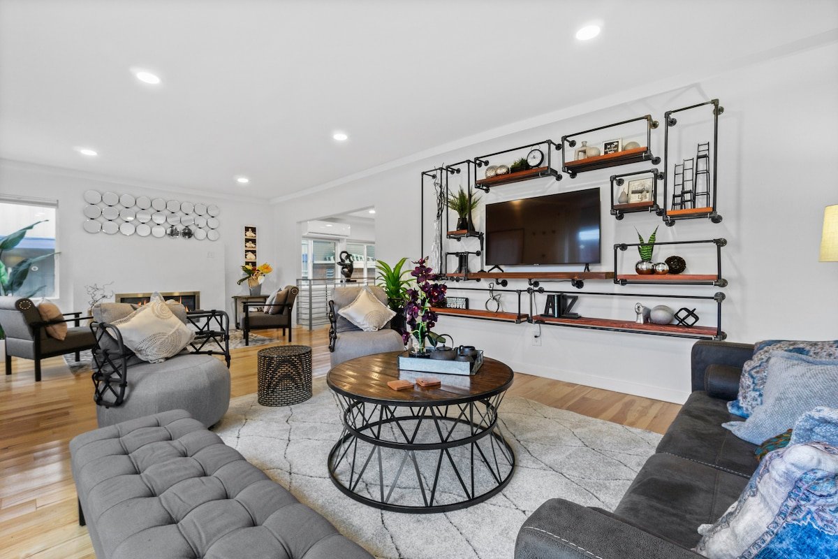 Modern Alki Beachfront Oasis gallery image 4