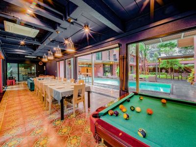 免费接机 市中心皇家园林别墅 2400㎡ 豪华泳池 桑拿房 KTV房 管家服务 Netflix