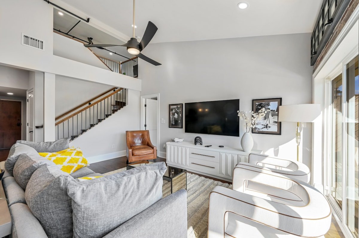 Art Deco Building Condo w/Private 50 ft Terrace gallery image 5