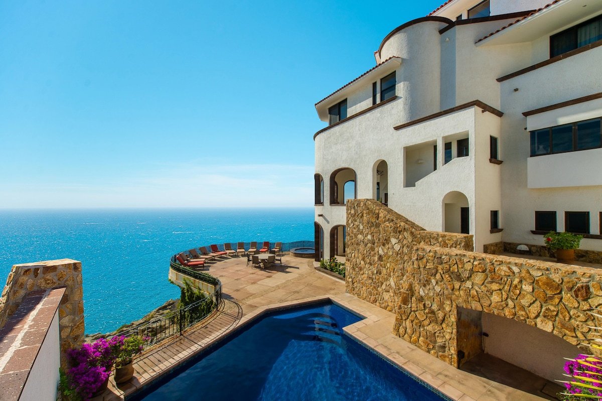 Close to Downtown – Villa Grande by Cabo Villas