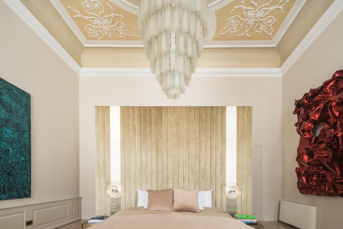 Noble Floor Art Apartment R&r gallery image 5