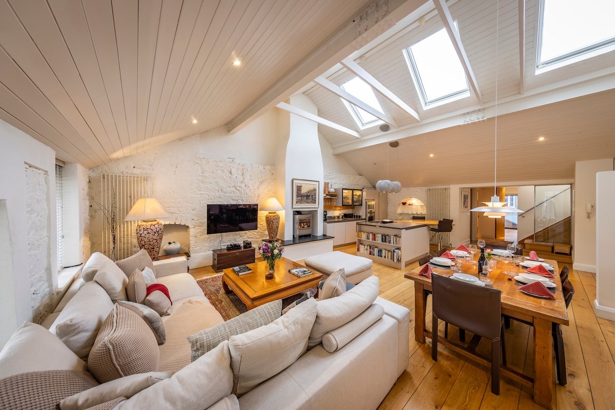 Luxurious three bedroom apartment in Mews building gallery image 3