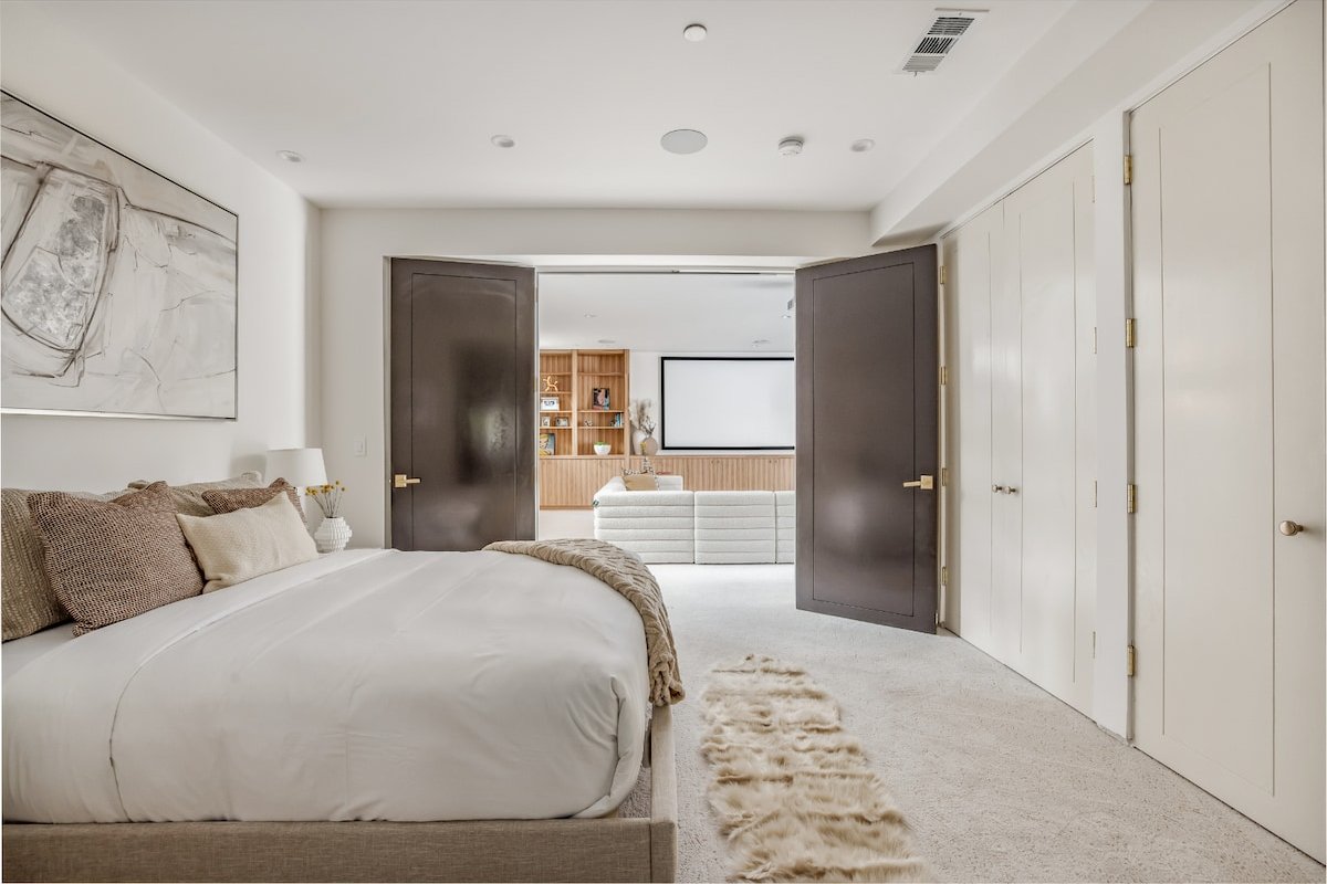 Captivating Laurel Canyon Oasis with Lush Garden gallery image 3