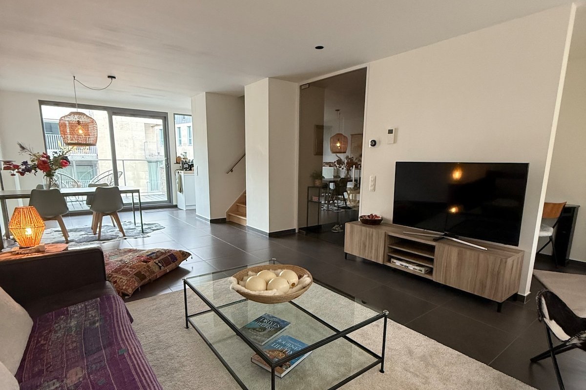 2 BR waterfront w/ sundeck & parking Top location! gallery image 3