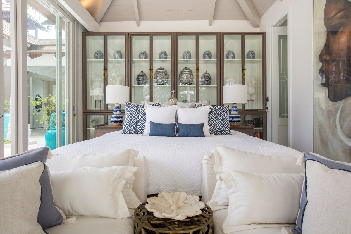 Beachfront, pool, gym, cinema, kids club, chef gallery image 5