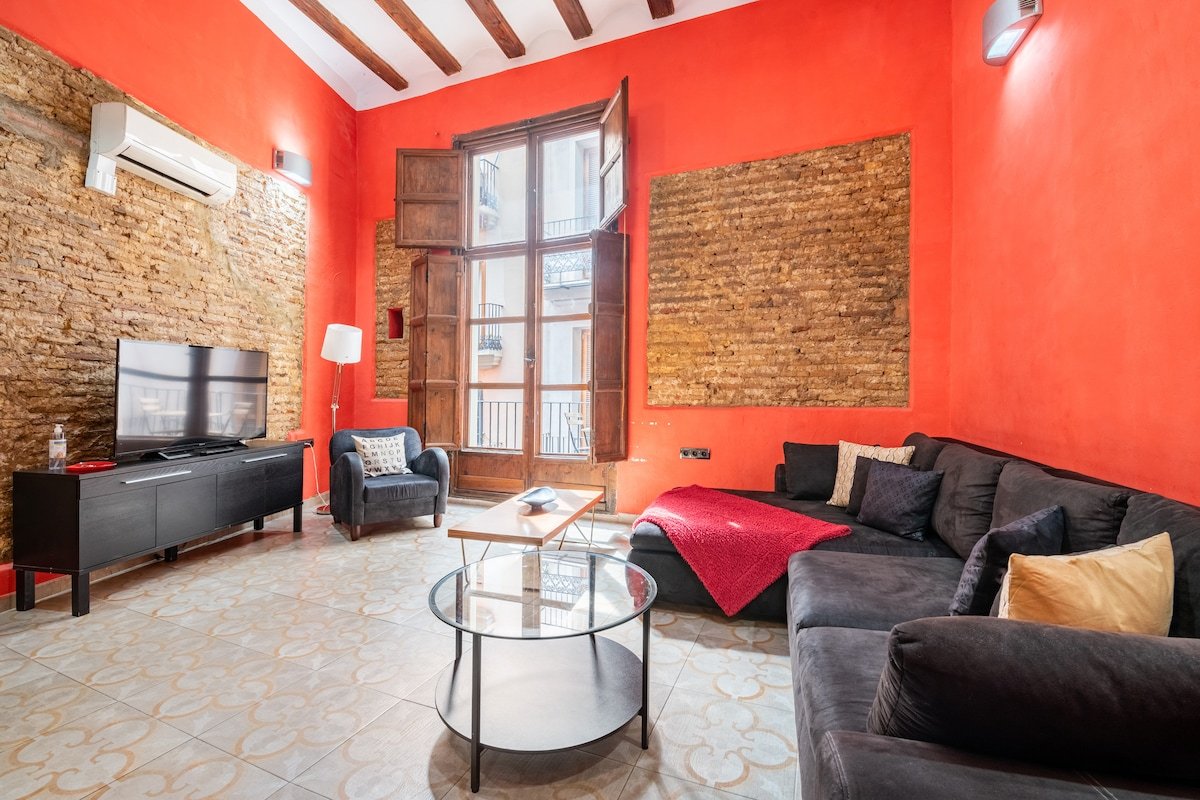 In the Heart of the Old Town & Food Market Central gallery image 2