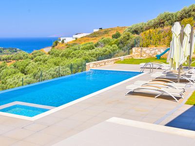 Villa Antheklia, 3 BD, private pool, sea views!