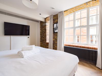 Covent Garden Station 2BR 2BA