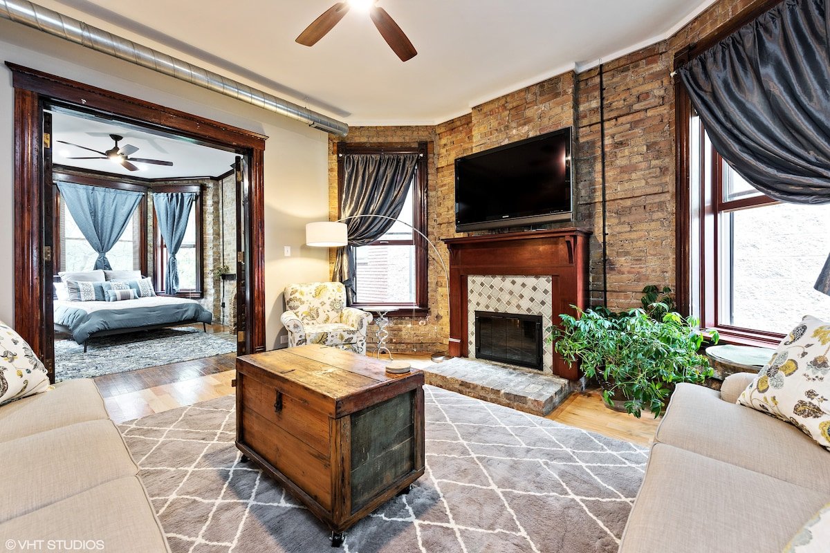 WrigleyVilla – 1/2 Block From Wrigley Field! gallery image 4