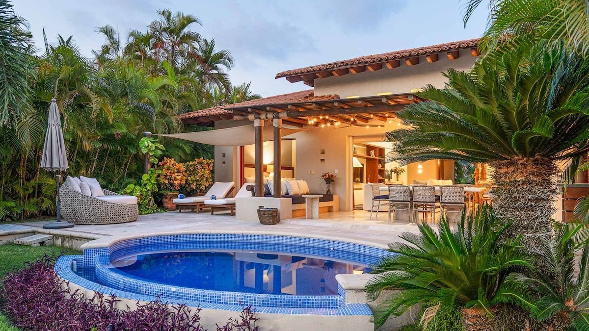 Las Palmas Family Villa With Pool by Golf Course