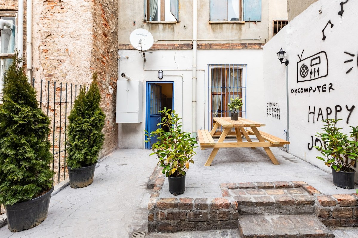 Galata Duplex House With Terrace For Large Groups gallery image 2