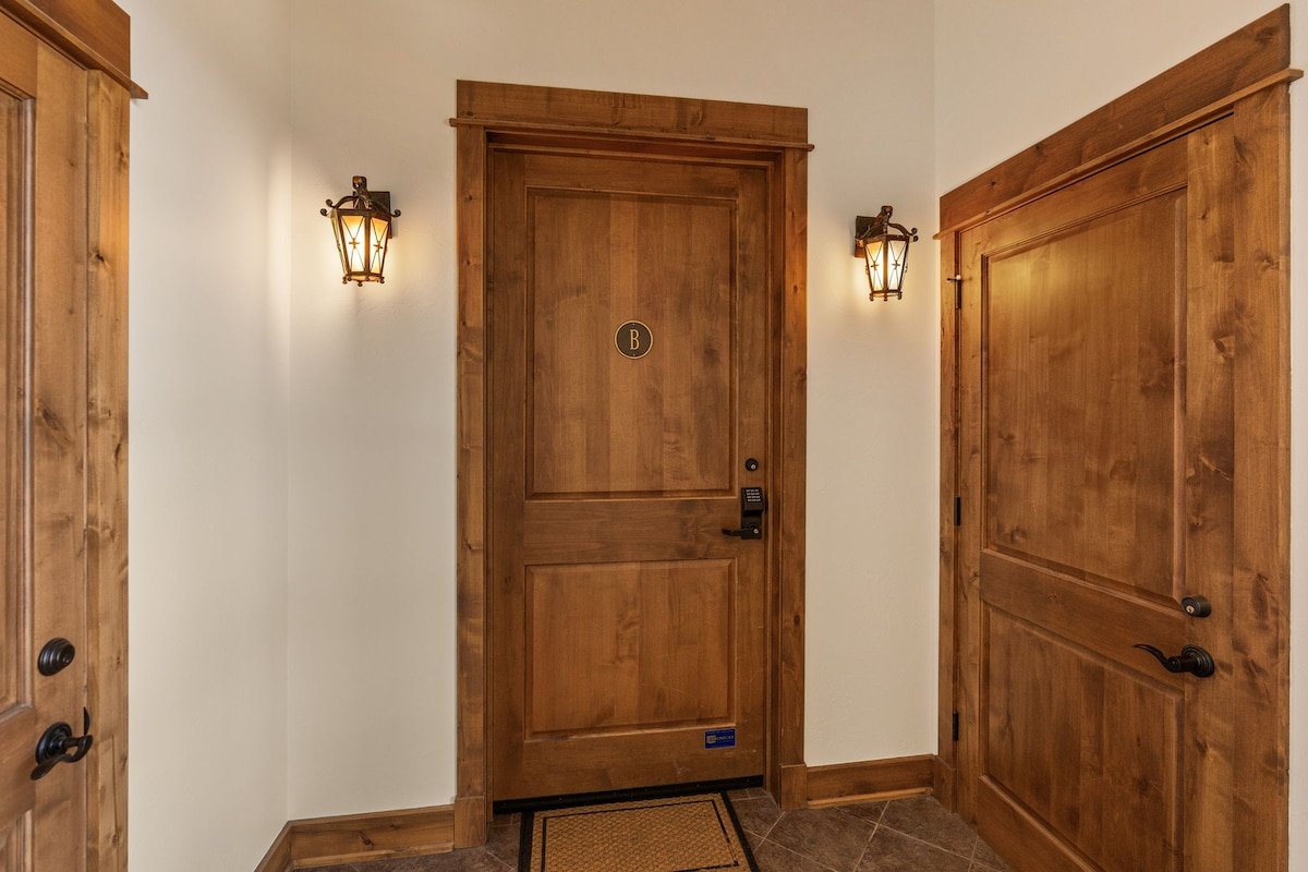 Cow Boy Lux Ski In/Out Alpine Big Sky gallery image 2