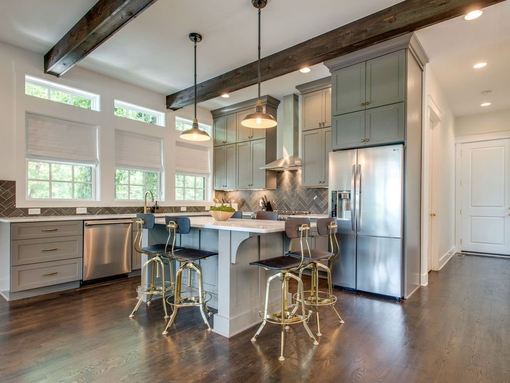 Spacious getaway w/ hot tub & rooftop lounge gallery image 4