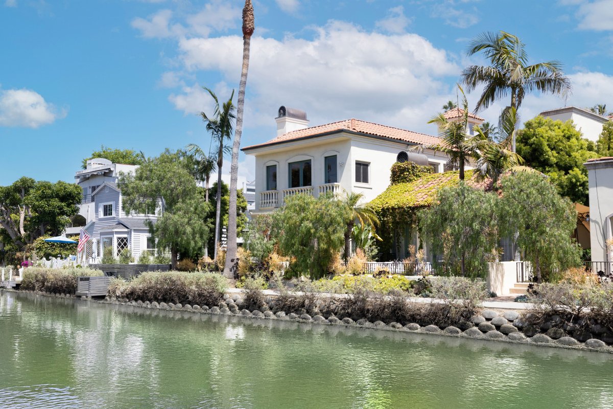 The Canal Escape – canal-front Italian villa