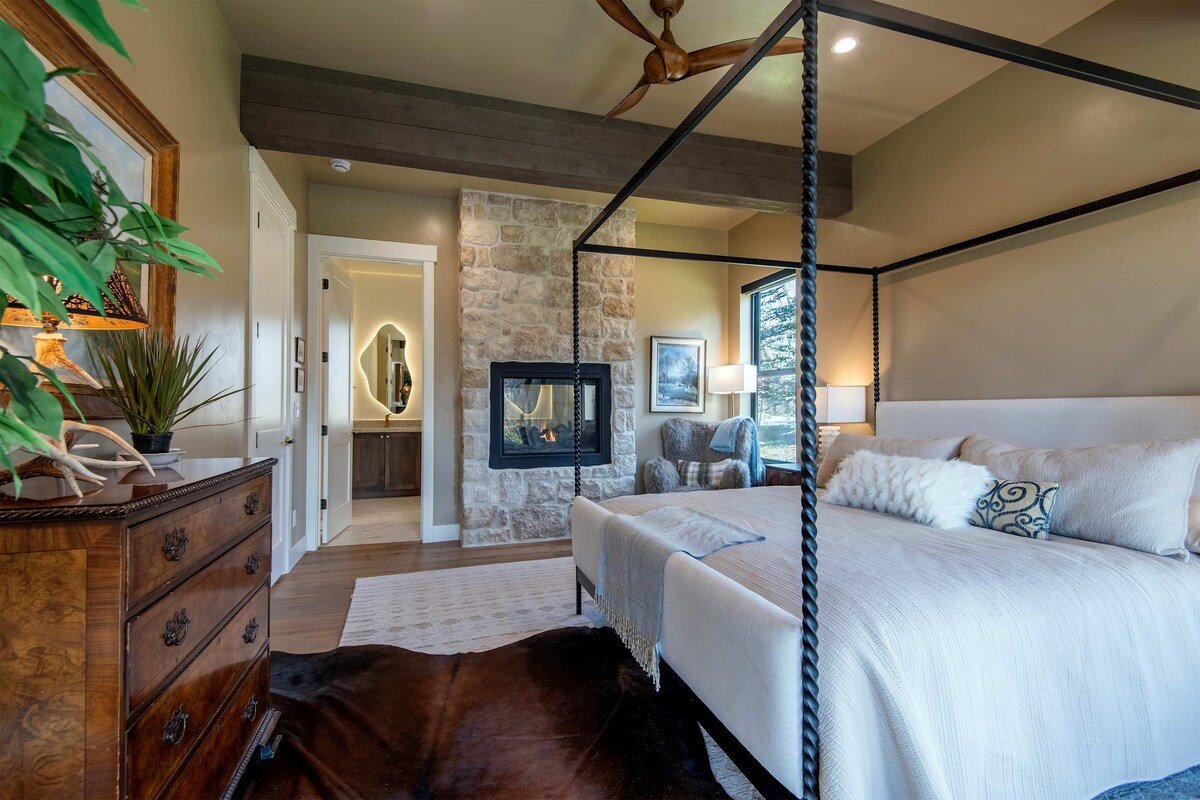 Luxury Redtail Sanctuary | Hot Tub • Game Room gallery image 5