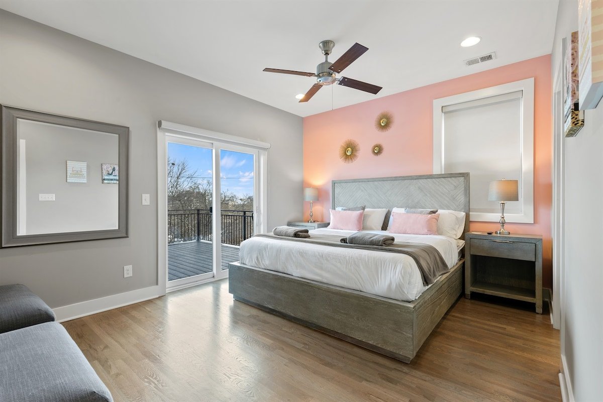 Great for Gatherings | Rooftop Views + Make Up Bar gallery image 5