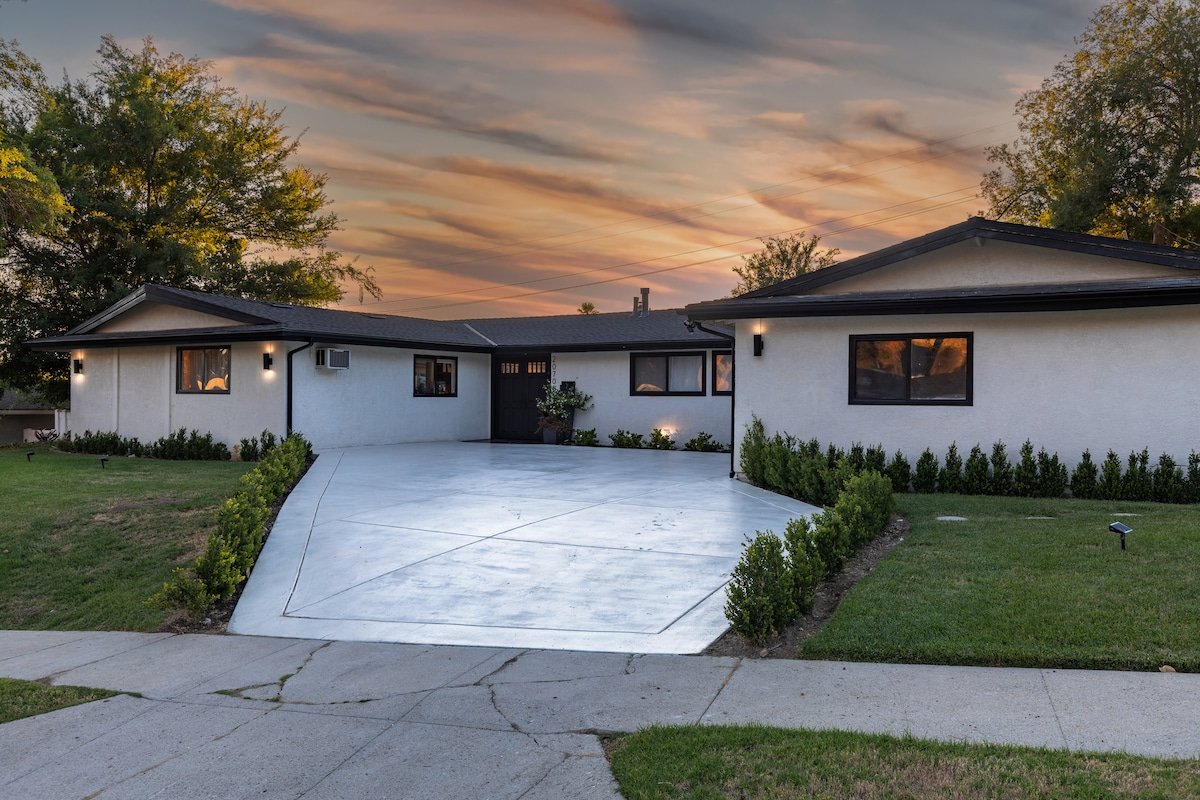 Spacious Luxury, Pool, HotTub, Sauna by CaliBnB gallery image 4