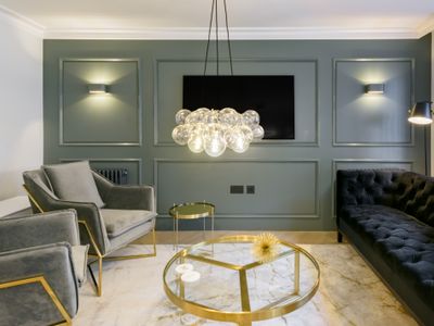 Minimalist Mayfair Abode with Elegant Panelling and Parquet