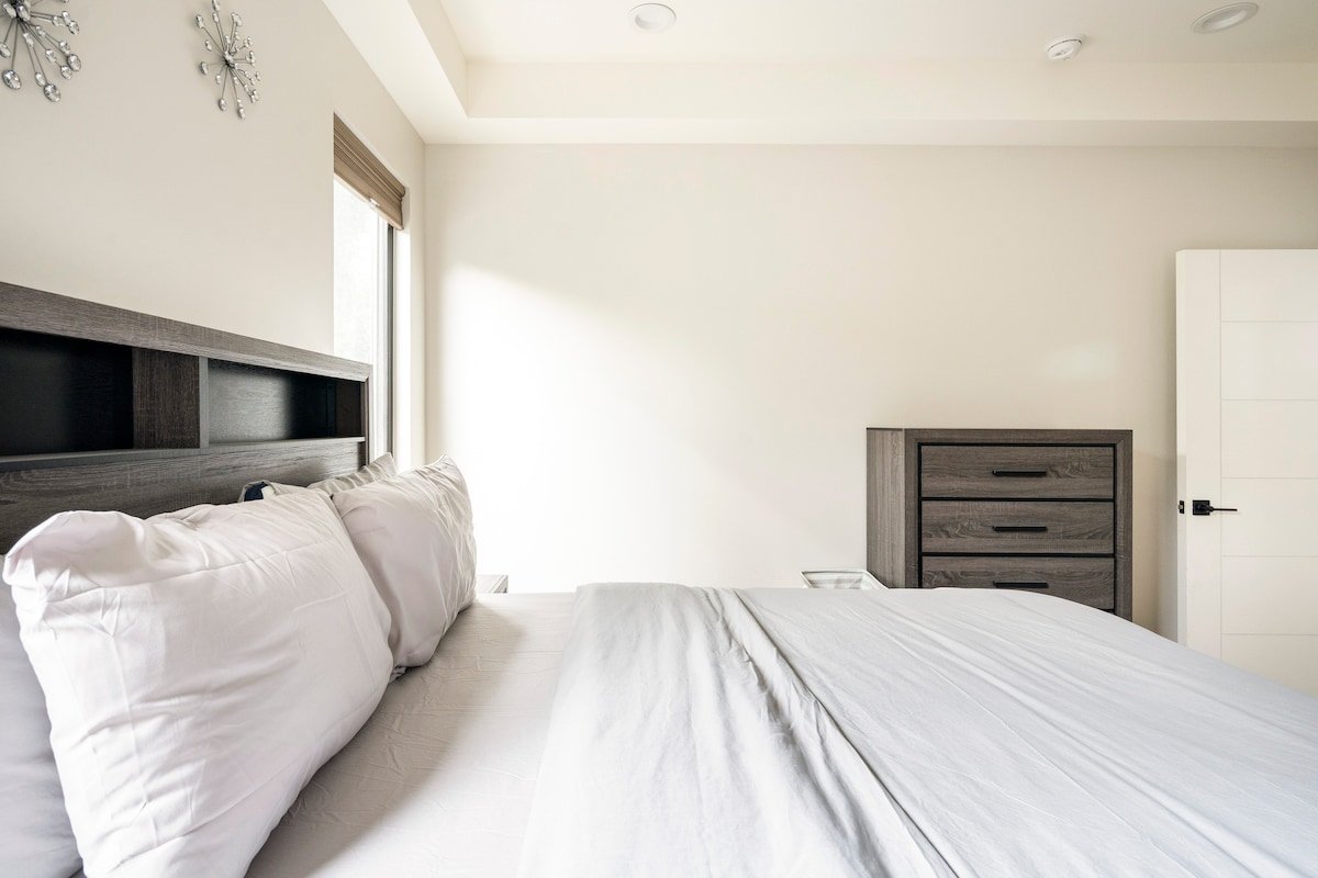 Santa Monica Luxury open space 6 BD house gallery image 4