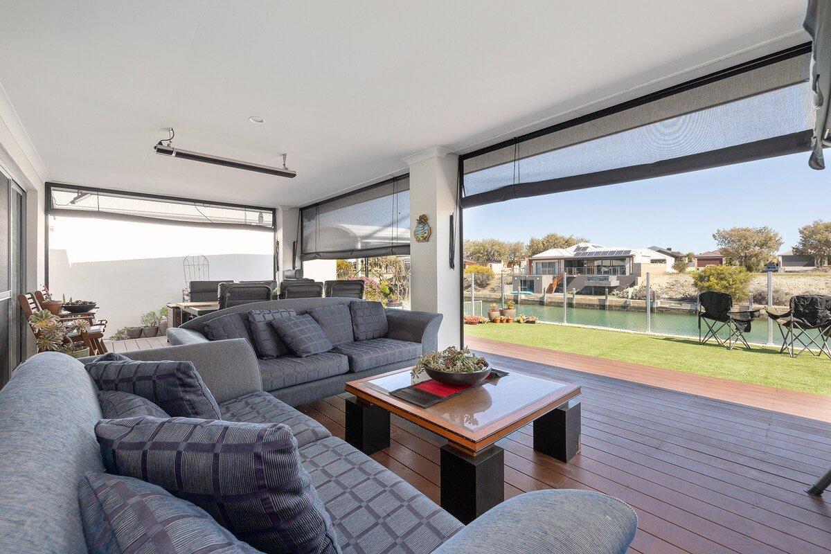 Spacious family waterfront peaceful dream home gallery image 3