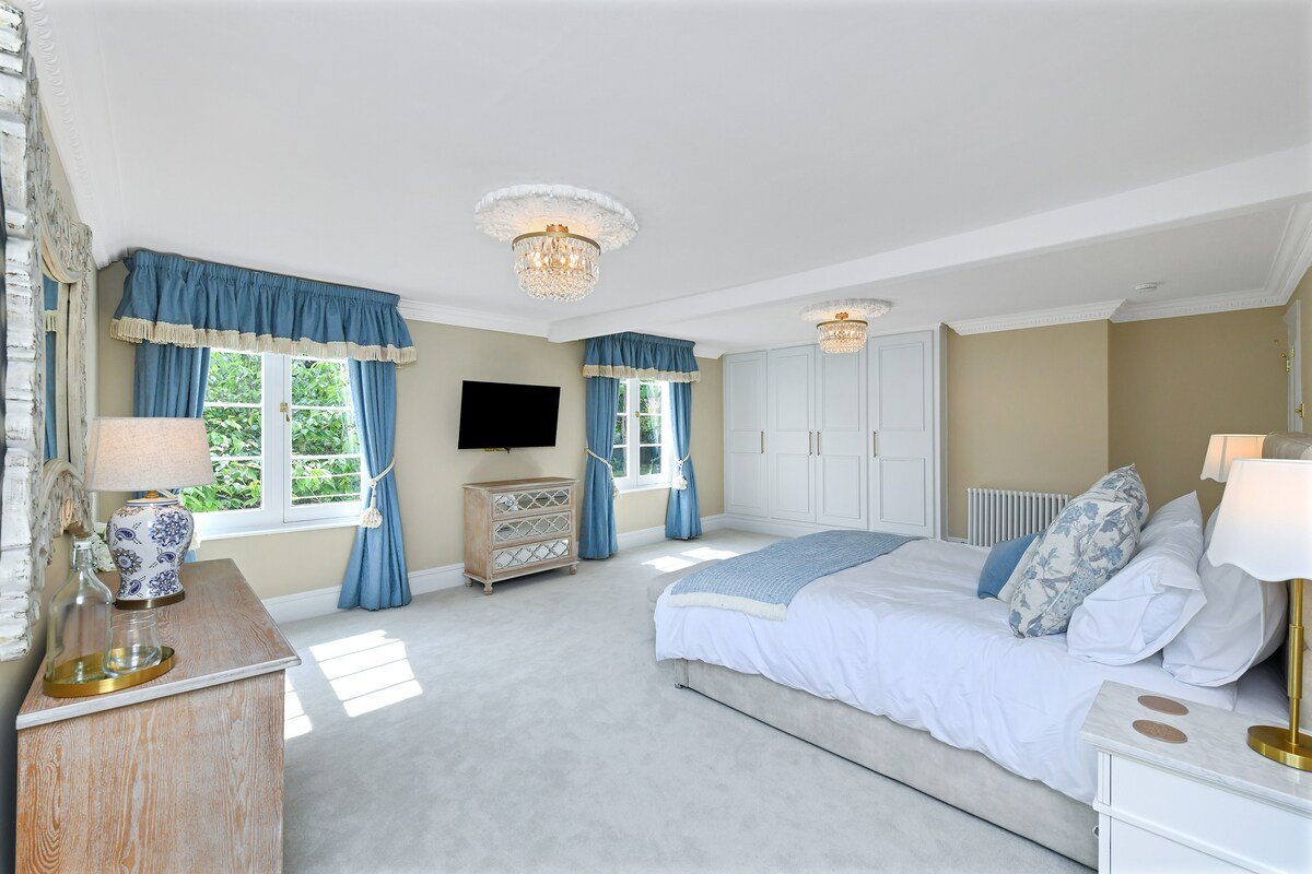 Stunning Rectory in Countryside with Hot Tub gallery image 4