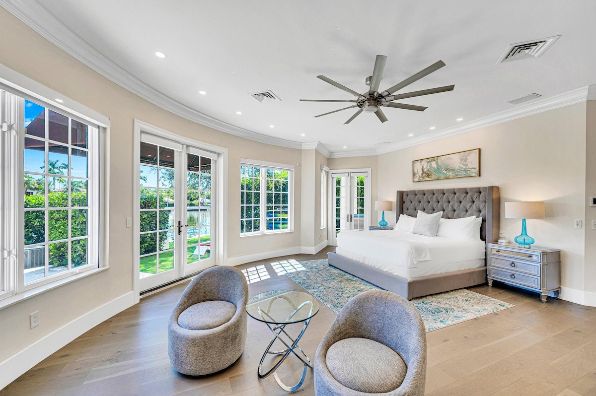 Majestic Waterfront Villa | Heated Pool |Royal Key gallery image 5