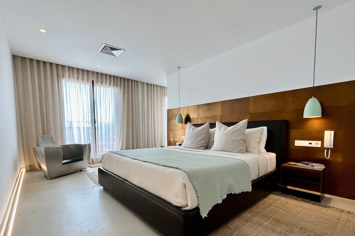 Sophisticated 3-BR Penthouse with Scenic Terraces gallery image 4