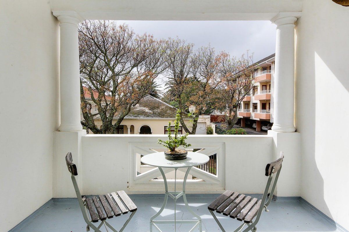 Light and tranquil, 3-bed apartment in Oranjezicht gallery image 4