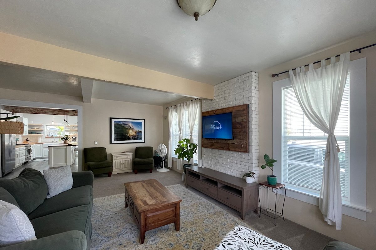 Sunlit Surf House- 4BR | Downtown | Walk to beach gallery image 3