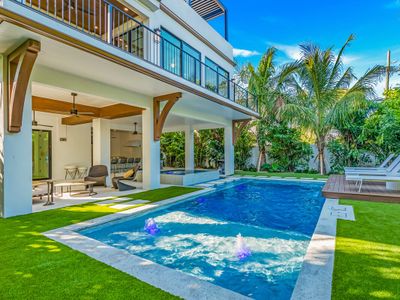 Pool, Rooftop Putting green, Golf cart, and Bikes!