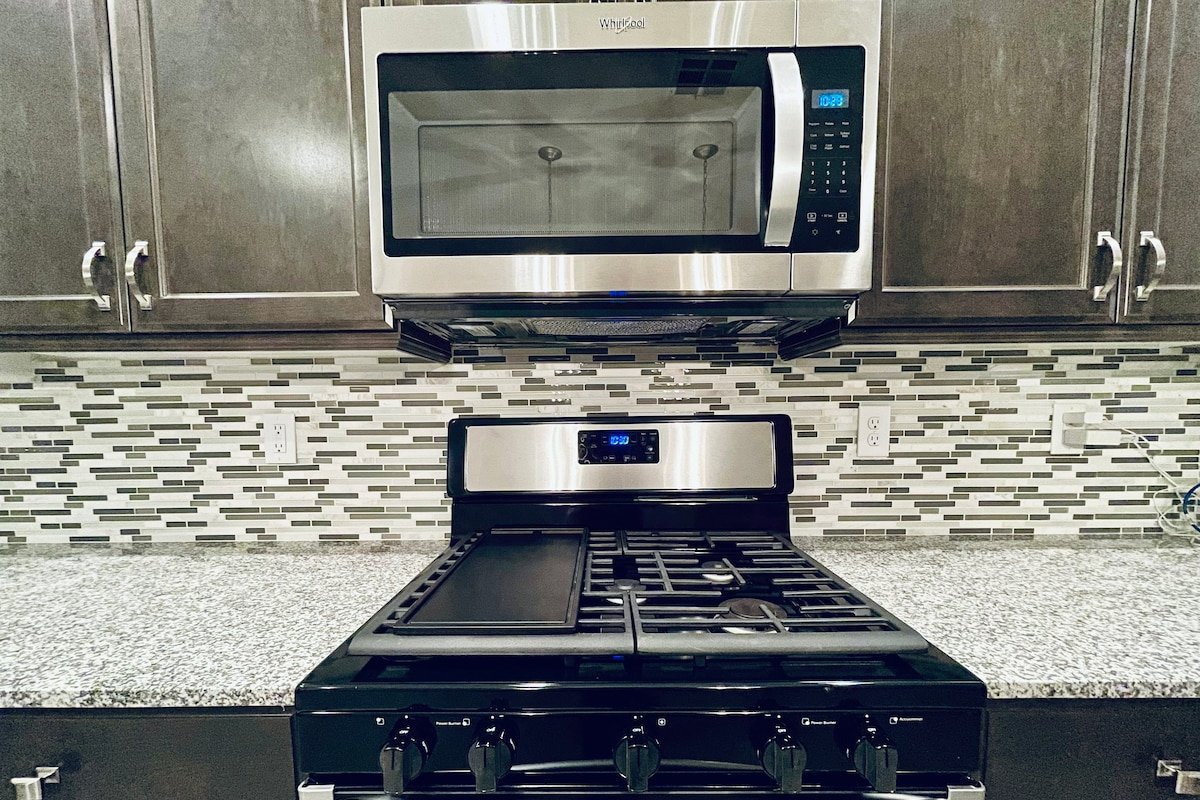 7 Beds | 3 Bath | Tri-Level gallery image 4