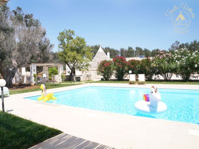 Piscine luxueuse au milieu des oliviers