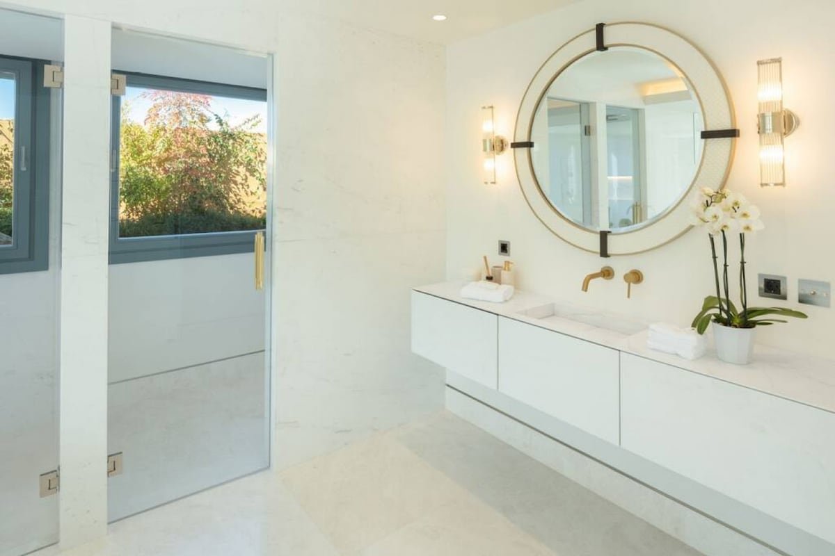 Luxury 7BR Golf-Front Villa, Heated Pool & Gym gallery image 5